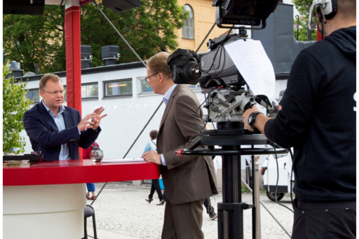 Två forskare blir intervjuade i öppen tv-studio under Almedalsveckan