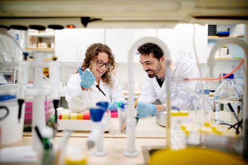 en man och en kvinna i labbmiljö