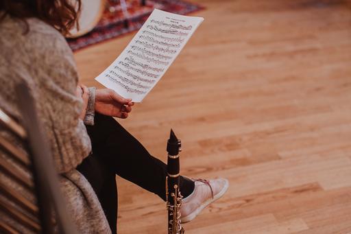 Klarinettist med notblad i handen