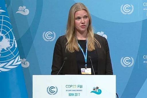 Sofia Hammarstrand i talarstolen under ett av FN:s klimatmöten.