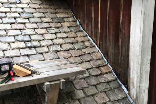 Bilden visar läggning av skiffertak.