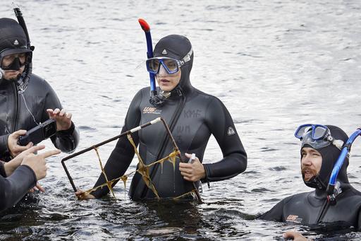 Studenter med snorkelutrustning i vatten
