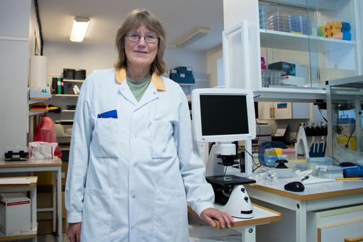 Foto av Helen Norder i laboratorium
