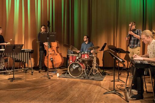 Improvisationsstudenter med marimbafon, kontrabas, trumset, elgitarr och keyboard