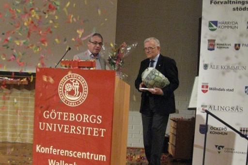 Professor Sten Jönsson tar emot Förvaltningshögskolans pris år 2012
