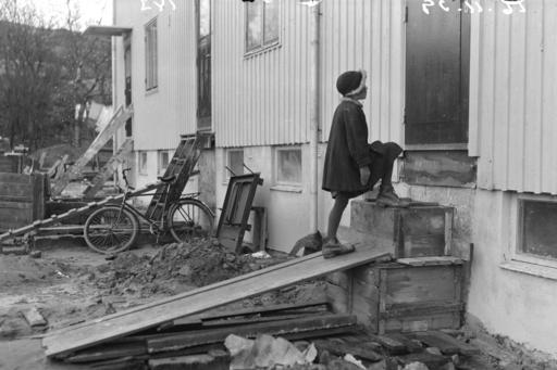 [09:45] Stefan Jensen     Göteborg 1939  ​[09:46] Stefan Jensen     "egna hem" men trappan har inte levereats ännu så hon har li