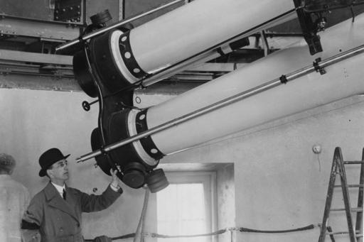 Bertil Lindblad at the double refractor in the new Saltsjöbaden observatory. 