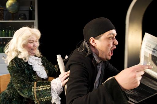 Två operastudenter i kostym på scen