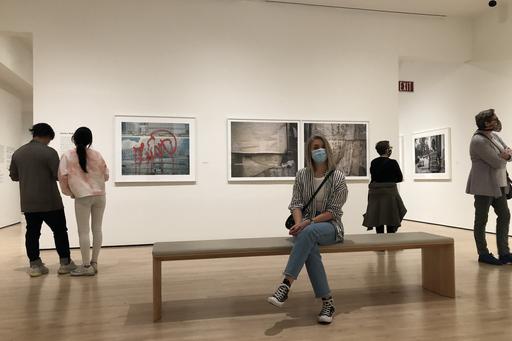 Kristina Johansson besöker ett konstmuseum och bär munskydd på grund av coronapandemin.