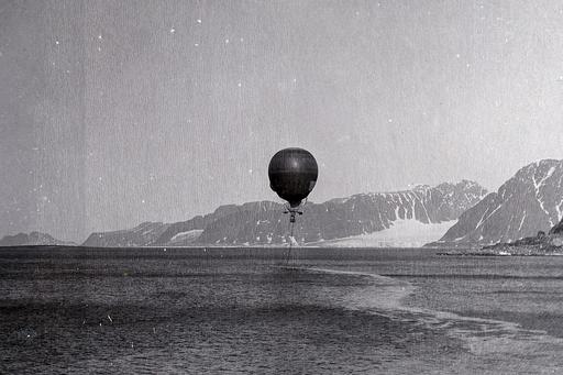 Bild på Kennedyglaciären på Svalbard från 1897.