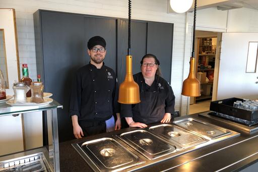 Kockarna Mathias Karlsson och Anette Hansén vid nya serveringsdisken