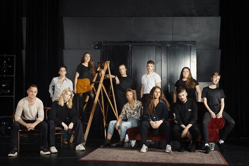En grupp personer tittar in i kameran