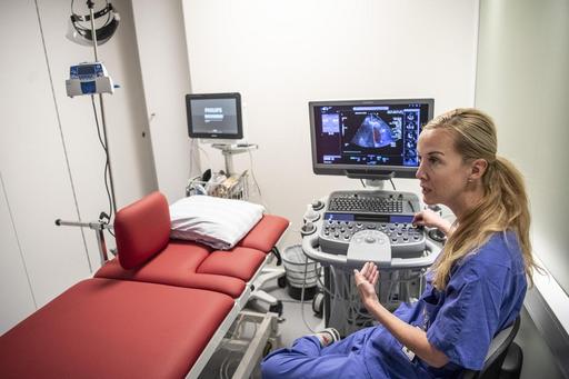 Researcher Sara Svedlund in front of a computer screen showing ultrasound examination.