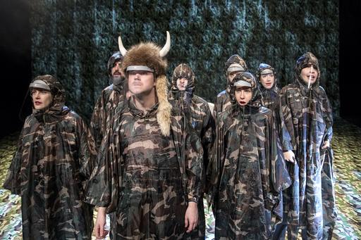 Flera personer i camouflagekläder