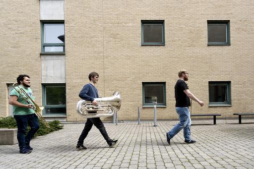 Två trombonister och en tubaist utanför Eklandagatan 86