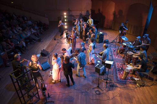 Storband på scen under världsmusikkonsert