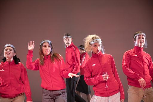 Skådespelarstudenter i föreställningen Död över eliten