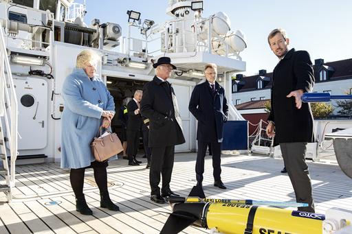 Sebastiaan Swart vid institutionen för marina vetenskaper, berättar för Kung Carl XVI Gustaf, rektor Eva Wiberg och landshövding