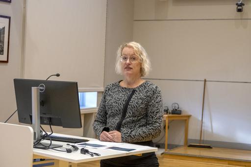 Cecilia Hansen Löfstrand står bakom ett podium och föreläser.