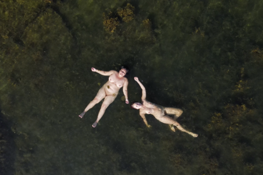 Två kvinnor badar nakna