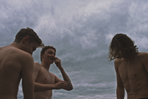 Fyra unga män ser ut att vara ute och bada