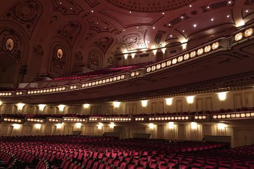 Bild på tom konserthall