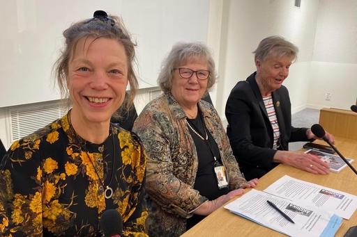 Annica Carlsson Bergdahl tillsammans med riksdagsledamöter Elsemarie Bjellqvist och Barbro Westerholm