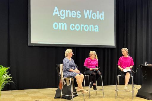 Agnes Wold i samtal om corona. 