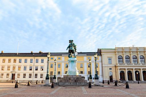 Gustav Adolfs torg i Göteborg, staty i förgrunden