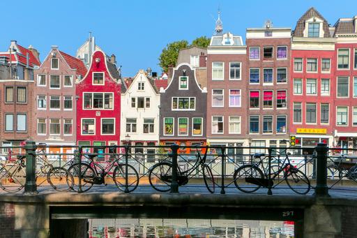 Fasader och cyklar i Amsterdam