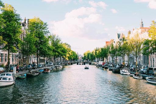 Kanal och båtar i Amsterdam
