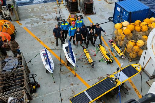 Forskare ombord fartyg med havsrobotar