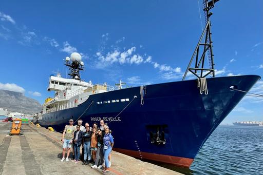 Forskare i Kapstaden framför forskningsfartyget Roger Revelle