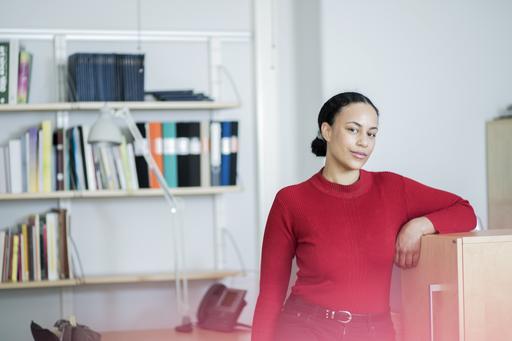 Sarah i sitt arbetsrum