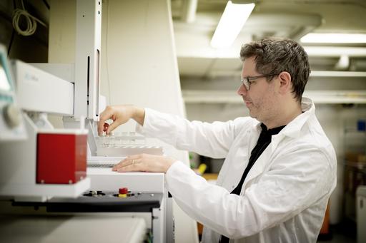 En forskare undersöker ett vattenprov i ett laboratorium.