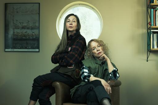 Anneli de Cabo och Kristina Alstam på omslag för podden "Med kriminella hälsningar".
