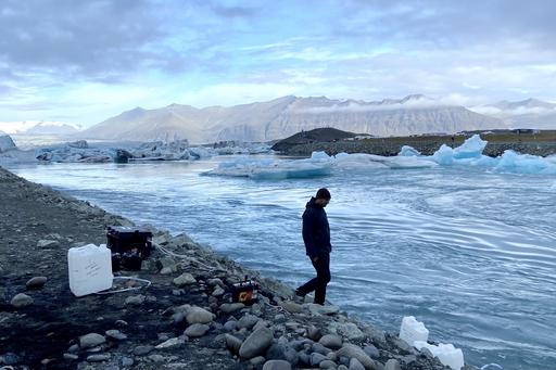 Isaac Santos vid glaciärsjö.