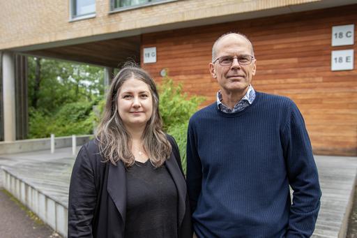 Maria Bygdell and Fredrik Nyberg standing together outside a house at Medicinareberget. 