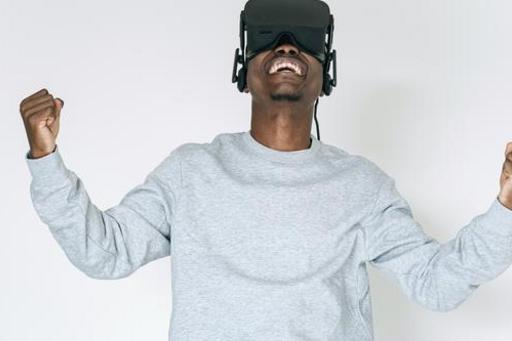 Man med VR-glasögon