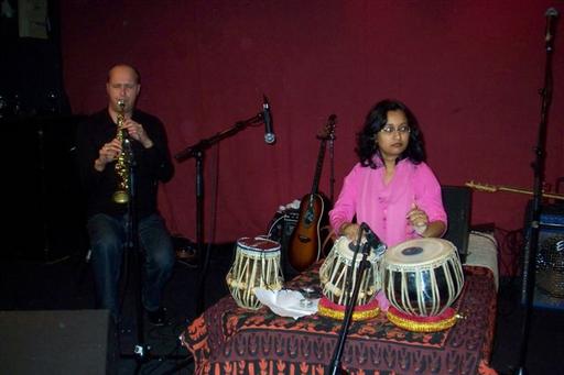 Jonas Knutsson på saxofon och Suranjana Ghosh på tabla under folkmusikfestival.
