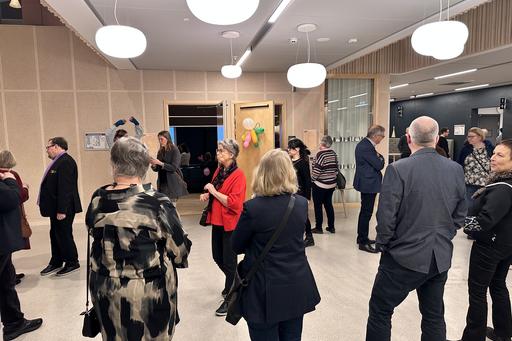 Bild på personer som minglar.