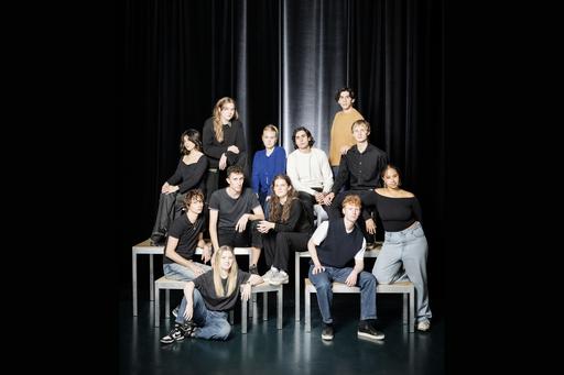 En grupp personer tittar in i kameran
