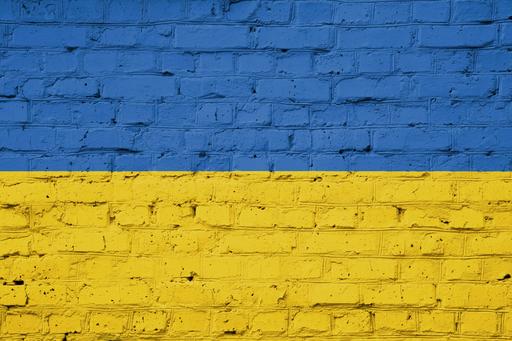 Ukrainas flagga målad på en tegelvägg