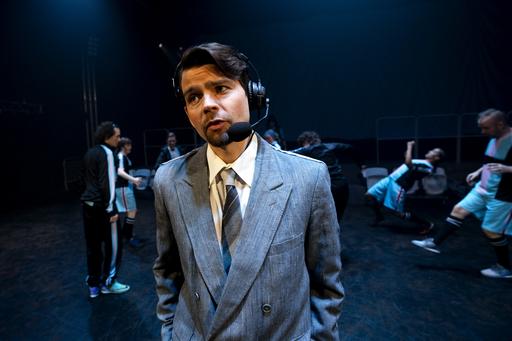 En person i kostym med mikrofon-headset