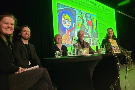 Paneldeltagare på scen.