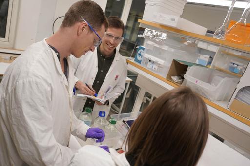 Andreas Kölling i ett laboratorium 