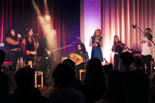 Studenter från Samtida traditionsmusik i en ensemble