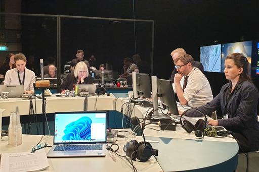 Linda Berg med journalister