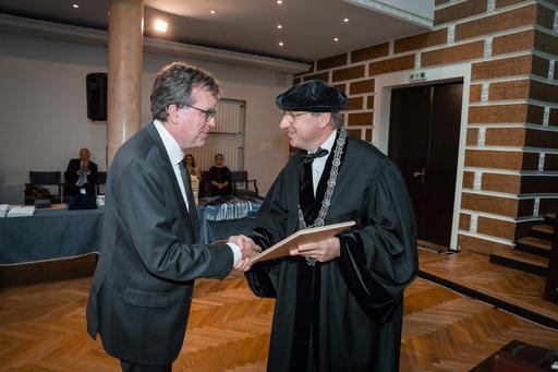 Dag Hanstorp accept his diploma from vice-chancellor Gundars Bērziņš.