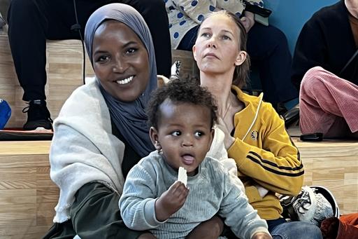 Samira Shidane med sitt barn i famnen sitter i publiken.